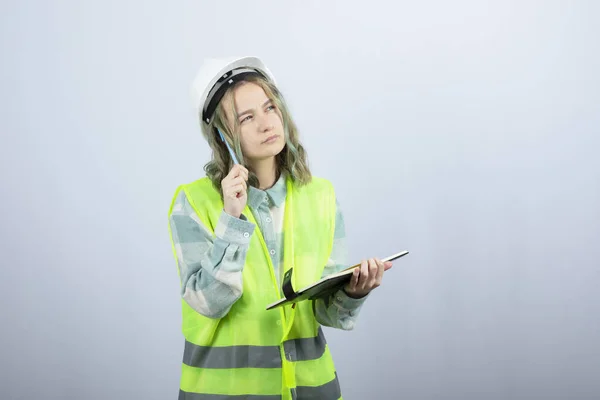 Foto Einer Jungen Ingenieurin Die Ihre Ideen Auf Notizbuch Über — Stockfoto