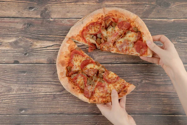 Mano Femminile Che Prende Fetta Pizza Salame Piccante Sul Tavolo — Foto Stock