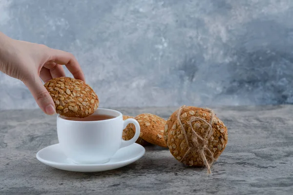 Woman Hand Holding Cookie Cereals White Cup Tea High Quality — Stock Photo, Image