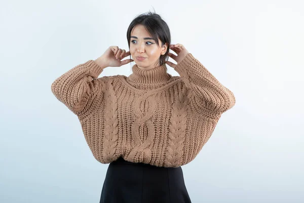 Foto Wanita Cantik Dengan Sweater Rajutan Berdiri Atas Latar Belakang — Stok Foto