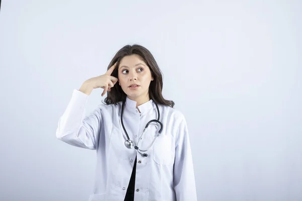 Jovem Médica Com Estetoscópio Posando Para Câmera Fundo Branco Foto — Fotografia de Stock