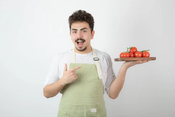 Spännande Ung Man Som Håller Hög Med Färska Tomater Och — Stockfoto