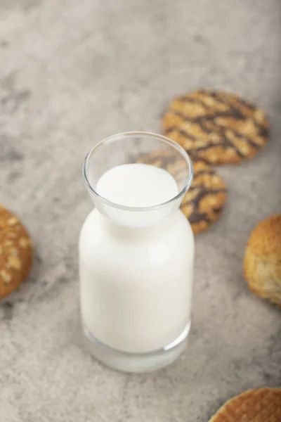 Uma Garrafa Leite Com Biscoitos Colocados Uma Mesa Pedra Foto — Fotografia de Stock