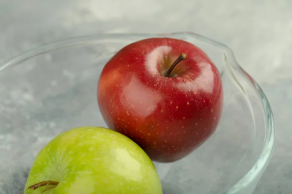 Glasschale Mit Roten Und Grünen Äpfeln Auf Marmoroberfläche Hochwertiges Foto — Stockfoto