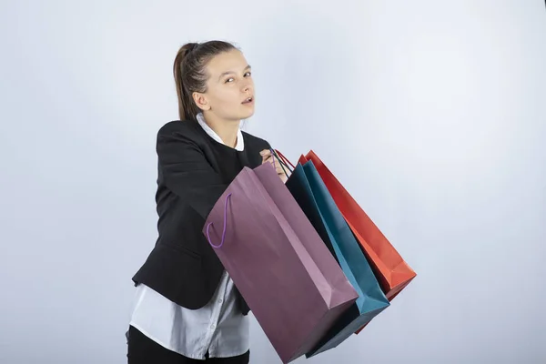 Bild Einer Jungen Frau Die Einkaufstüten Auf Weißem Hintergrund Blickt — Stockfoto