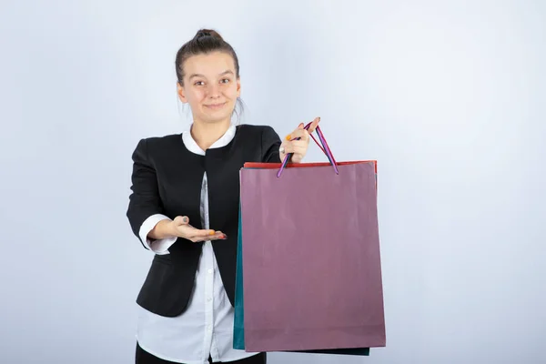 Afbeelding Van Een Jonge Vrouw Met Boodschappentassen Een Witte Achtergrond — Stockfoto