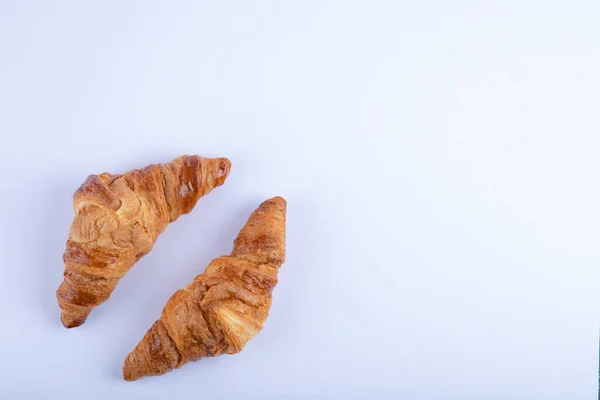 Heerlijke Verse Croissants Voor Het Ontbijt Geïsoleerd Witte Achtergrond Hoge — Stockfoto