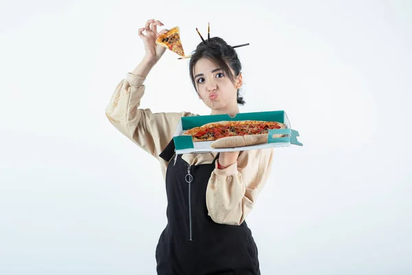 Junge Frau Hält Eine Schachtel Mit Leckerer Pizza Der Hand — Stockfoto