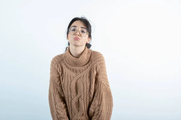 Retrato Jovem Mulher Bonita Malhas Mostrando Rosto Lamentável Foto Alta — Fotografia de Stock