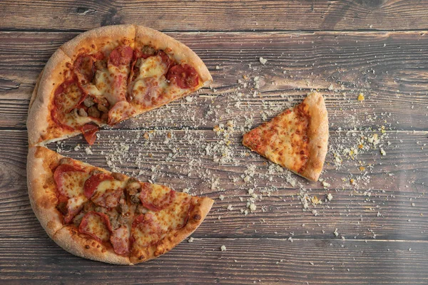 Gustosi Salumi Piccanti Pizza Formaggio Con Briciole Pane Sulla Tavola — Foto Stock