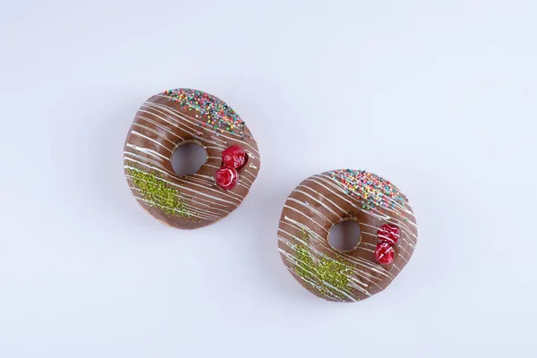 Два Шоколадных Пончика Украшенные Брызгами Ягодами Белом Фоне Высокое Качество — стоковое фото