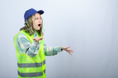 Üniformalı genç bayan mimar iş kalitesi için biriyle kavga ediyor. Yüksek kalite fotoğraf