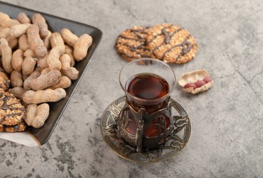 Fıstıklı yulaflı kurabiye ve bir bardak siyah çay. Yüksek kalite fotoğraf