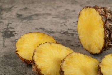 Tacı taş zemine yerleştirilmiş sulu olgun ananas. Yüksek kalite fotoğraf