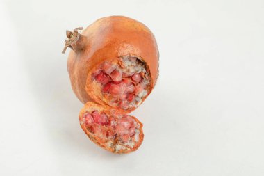 Beyaz arka planda egzotik ve lezzetli taze olgun nar. Yüksek kalite fotoğraf