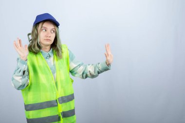 Üniformalı genç bayan mimar neler olduğunu anlamaya çalışıyor. Yüksek kalite fotoğraf