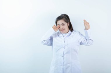 Doktor üniformalı genç bir kız ayakta ve poz veriyor. Yüksek kalite fotoğraf