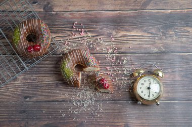 Çikolata kaplı ve çalar saati olan kırık bir parça çikolatalı çörek. Yüksek kalite fotoğraf