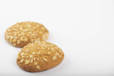 Beyaz arka plana yerleştirilmiş çok tahıllı kurabiyeler. Yüksek kalite fotoğraf