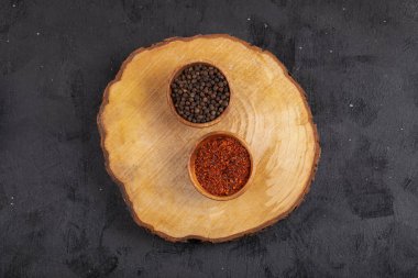 Bir kase zemin tozu ve ahşap parçasında kara biber. Yüksek kalite fotoğraf