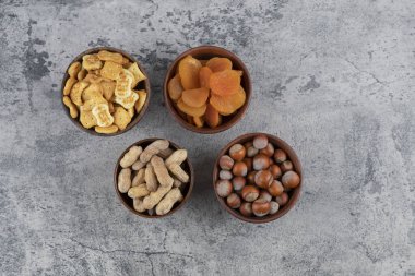 Tahta kaselerde kraker, kurutulmuş kayısı, fındık ve fıstık. Yüksek kalite fotoğraf