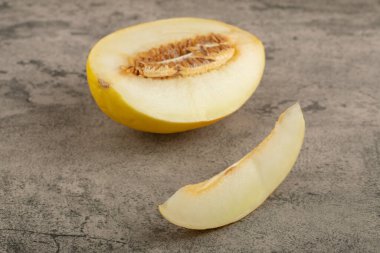 Taş zemine yerleştirilmiş lezzetli karpuz seti. Yüksek kalite fotoğraf