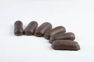 Beyaz arka planda izole edilmiş süt kremalı çikolatalı rulo. Yüksek kalite fotoğraf