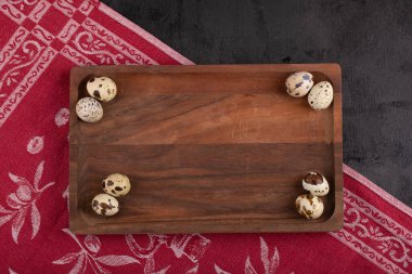 Ahşap kesme tahtasında pişmemiş organik bıldırcın yumurtaları. Yüksek kalite fotoğraf