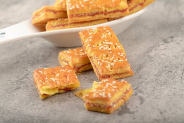 Taş bir masanın üzerine susam tohumlu krakerler. Yüksek kalite fotoğraf