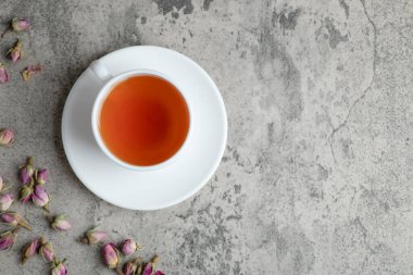 Mermer zemin üzerinde kurumuş çiçekler olan bir fincan siyah çay. Yüksek kalite fotoğraf