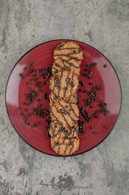 Kırmızı tabağa çikolata damlaları serpiştirilmiş lezzetli kurabiyeler. Yüksek kalite fotoğraf