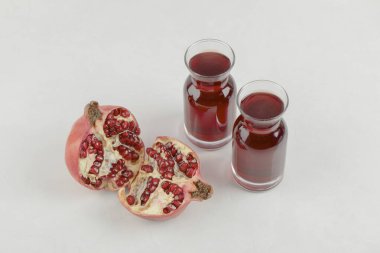 İki bardak taze nar suyu ve beyaz masada meyveler. Yüksek kalite fotoğraf