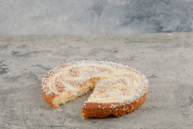 Mermer yüzeyine yerleştirilmiş lezzetli elmalı turta. Yüksek kalite fotoğraf