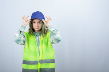 Beyaz duvarın üzerinde duran üniformalı kadın mimarın portresi. Yüksek kalite fotoğraf