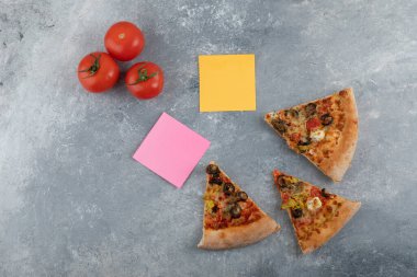 Yapıştırmalı taze kırmızı domatesler ve arka planda pizza dilimleri. Yüksek kalite fotoğraf