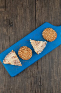 Mavi kepekli kurabiye tahtası ve ahşap masada tatlı turta. Yüksek kalite fotoğraf