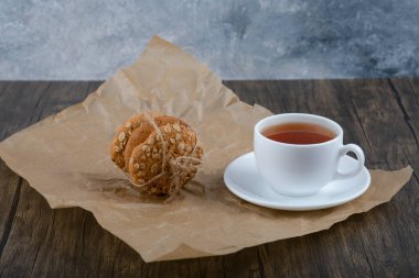Mısır gevrekli bir yığın lezzetli kurabiye ve bir fincan beyaz çay. Yüksek kalite fotoğraf