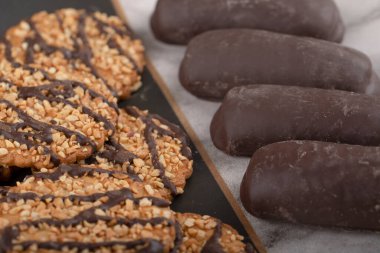 Bir kaseye konmuş çeşitli tatlı atıştırmalıklar. Yüksek kalite fotoğraf