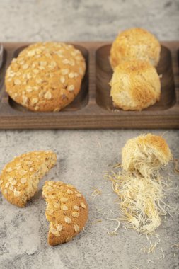 Taşa yerleştirilmiş çeşitli tatlı tatlılar tabağı. Yüksek kalite fotoğraf