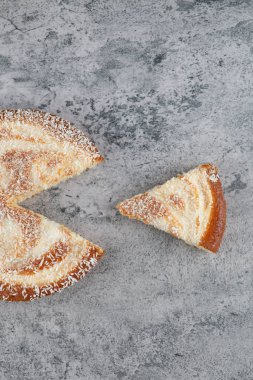 Mermer bir arka fona yerleştirilmiş yuvarlak ve lezzetli bir pasta. Yüksek kalite fotoğraf