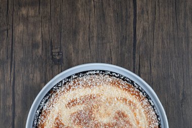 Tahta masaya konmuş şekerli bir tabak lezzetli turta. Yüksek kalite fotoğraf