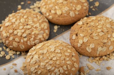 Renkli tabağa yerleştirilmiş çok tahıllı kurabiyeler. Yüksek kalite fotoğraf