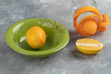 Yeşil bir dilim limon ve mermer zemin üzerinde boş bir cam sürahi. Yüksek kalite fotoğraf