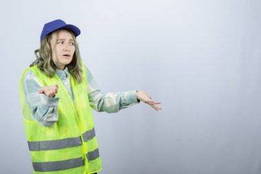 Üniformalı genç bayan mimar iş kalitesi için biriyle kavga ediyor. Yüksek kalite fotoğraf