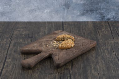 Tahta bir kesme tahtasına yerleştirilmiş tahıllı lezzetli kurabiyeler. Yüksek kalite fotoğraf