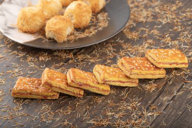 Tahta masaya yerleştirilmiş tatlı krakerli Türk tatlıları. Yüksek kalite fotoğraf