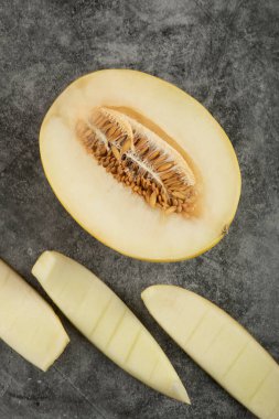 Mermer yüzeyine yarısı kesilmiş taze kavun. Yüksek kalite fotoğraf