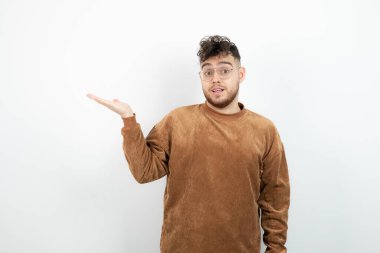 Ayakta duran ve açık alan tutan genç bir adamın fotoğrafı. Yüksek kalite fotoğraf