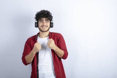 Kulaklıklı genç bir adamın beyaz arka planda dans edişi. Yüksek kalite fotoğraf