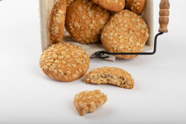 Metalik bir sepete yerleştirilmiş çok tahıllı kurabiyeler. Yüksek kalite fotoğraf